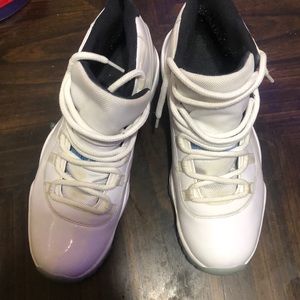 Has a yellow stain and one lil scratch .other than that it’s in good condition